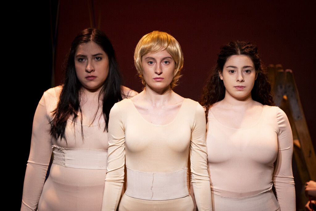 chicas interpretando