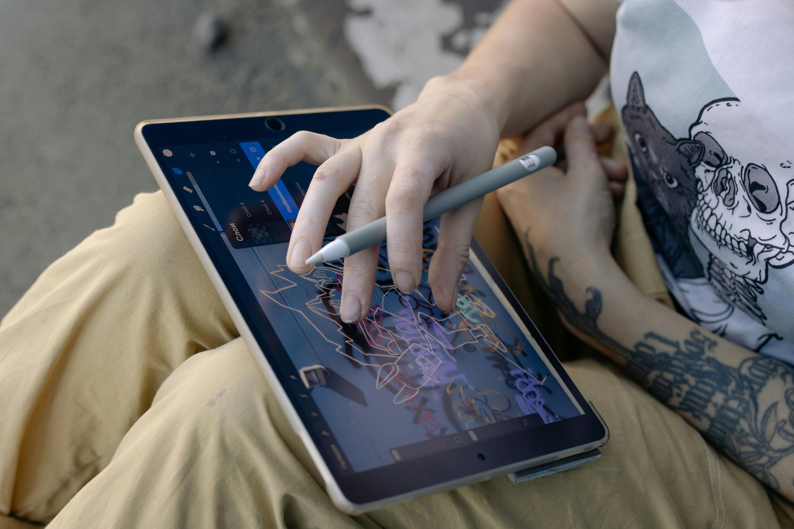 Estudiante dibujando en tablet
