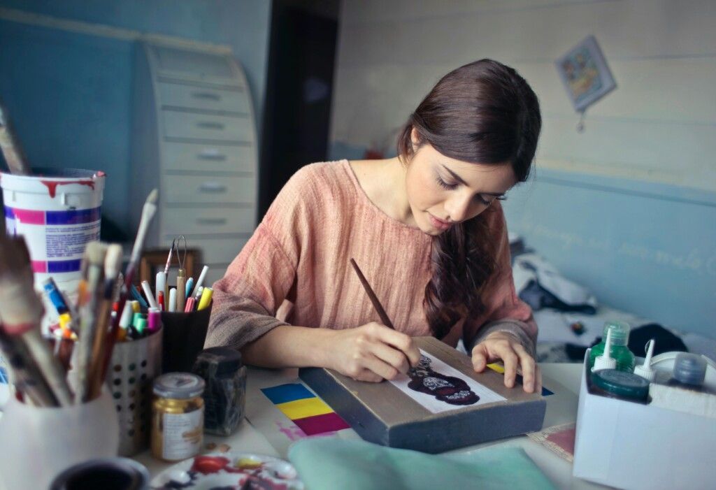 artista pintando