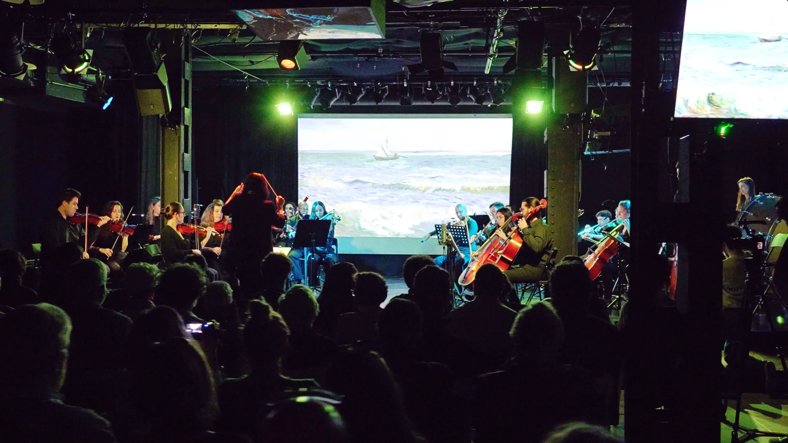 Orquesta de alumnos tocando en un escenario