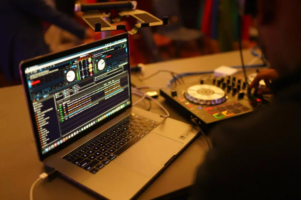 pc con programa de mezcla de audios