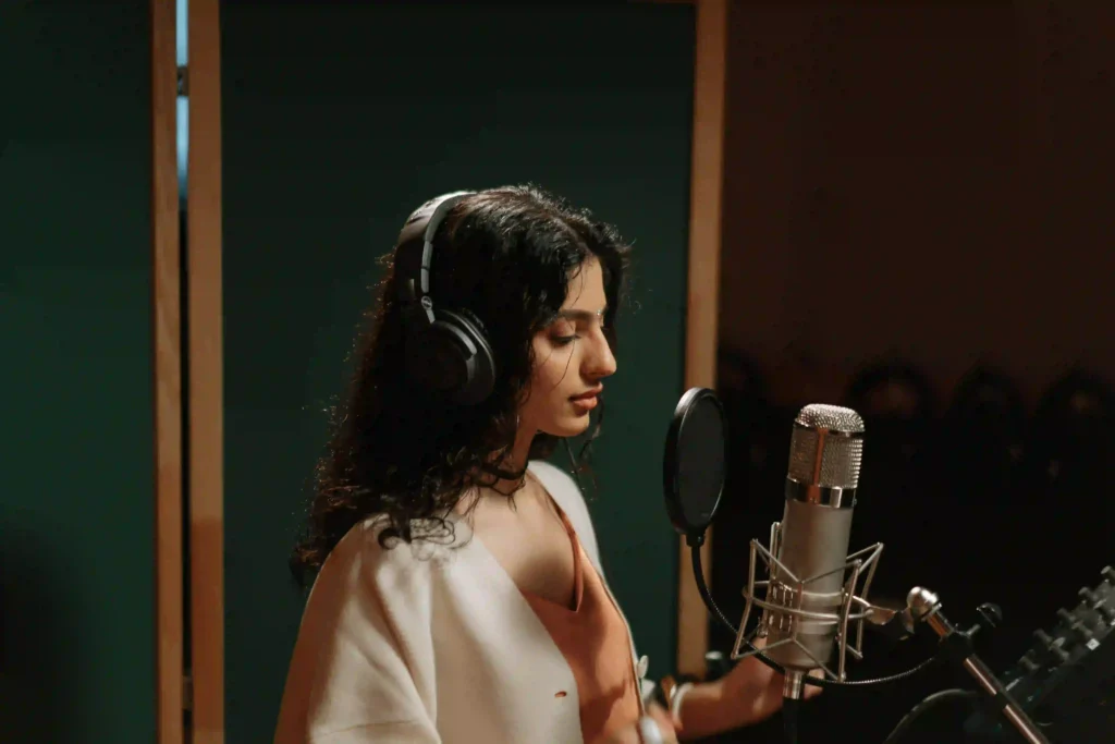 cantante en estudio de grabación